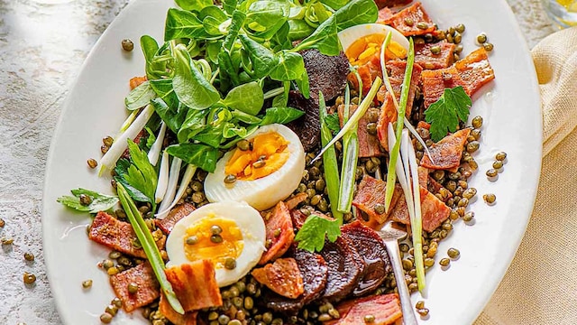ensalada de lentejas con bacon remolacha y huevo
