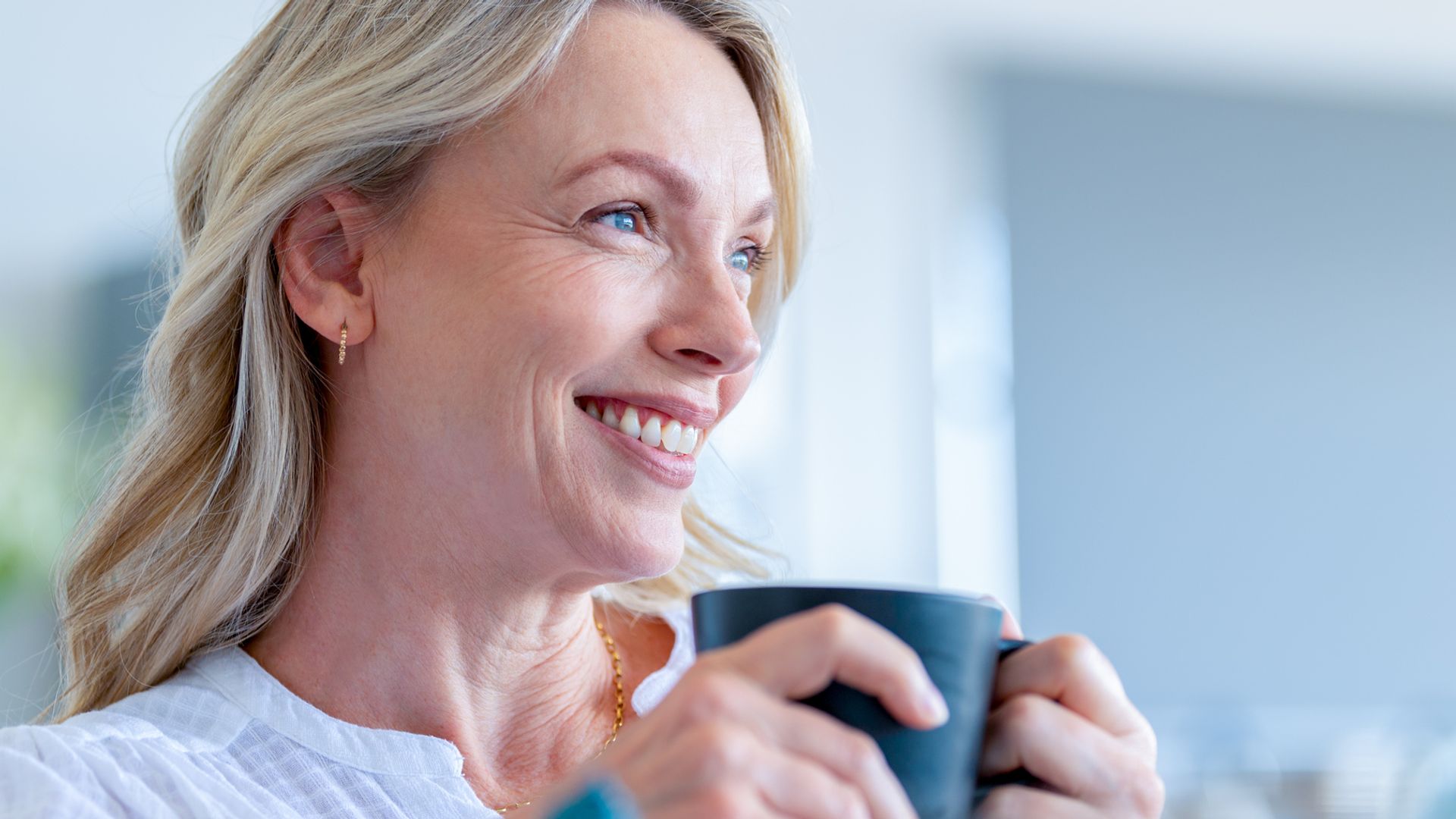 Mujer madura y serena disfrutando de una taza de té