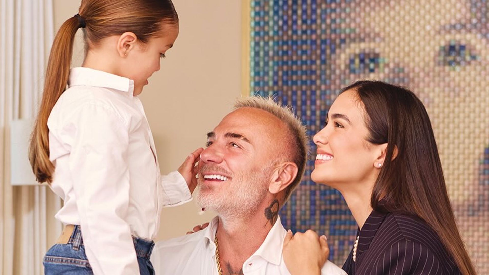 Sharon Fonseca y Gianluca Vacchi junto a su hija Blu en sesión exclusiva par !HOLA!