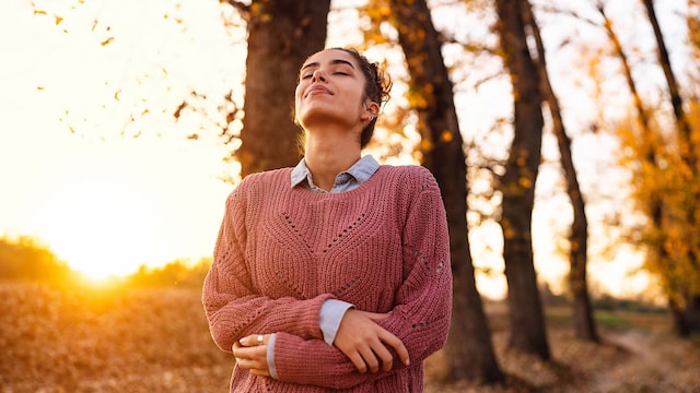 mujer joven respirando en el campo