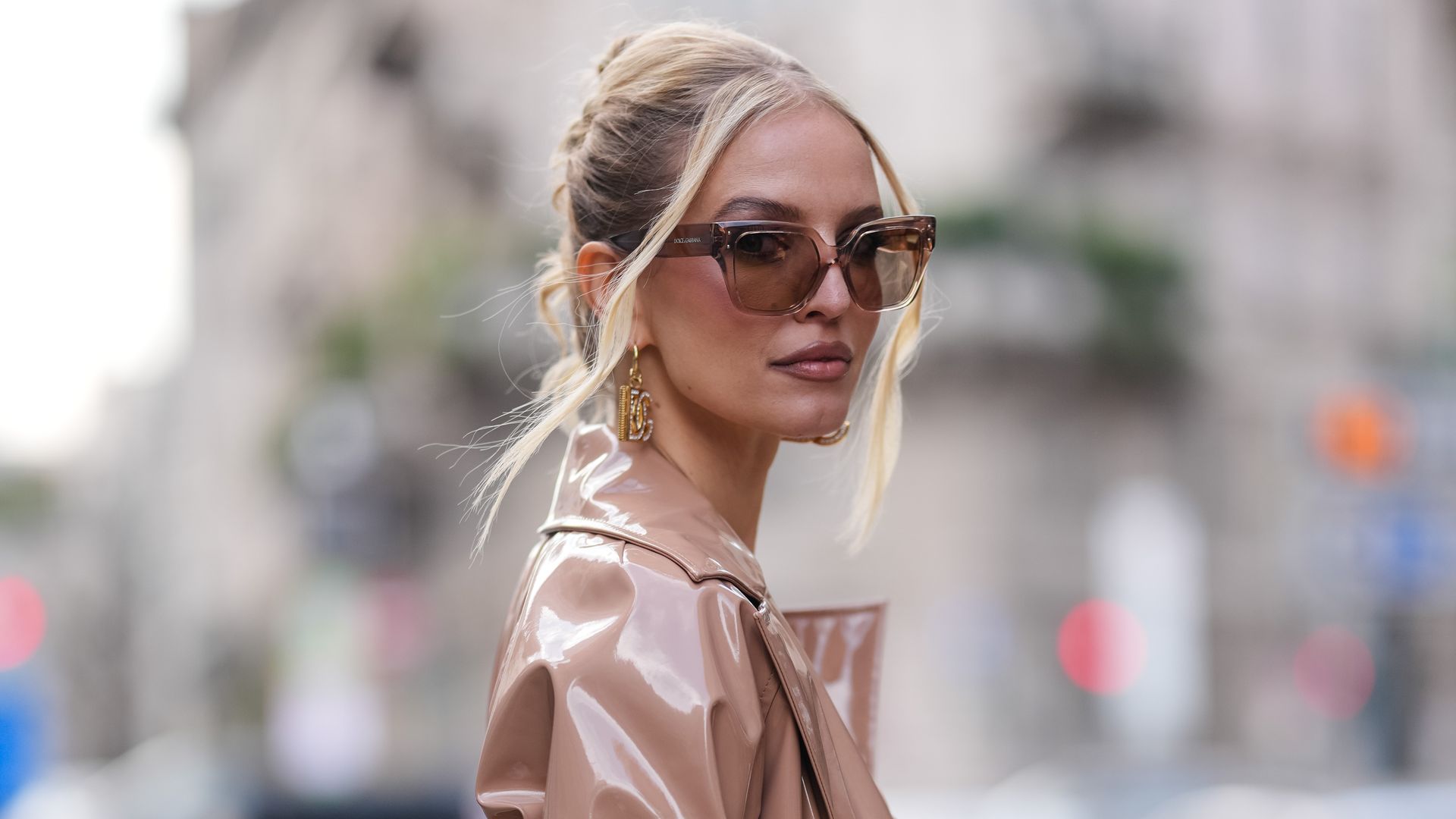 Maximalismo en joyas y accesorios: 10 ideas para probar la tendencia atrevida que triunfa de París a Viena
