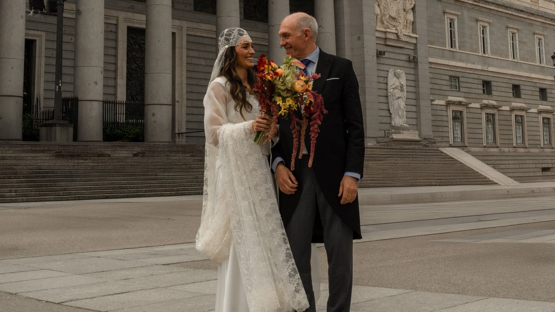 Novia viral con su padre de camino a la iglesia