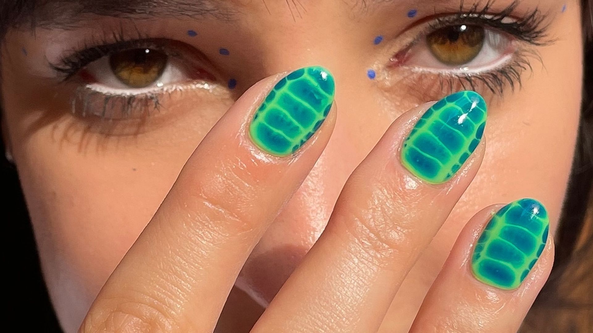 Uñas Blooming Gel verdes con efecto ala translúcida y acabado brillante tendencia belleza