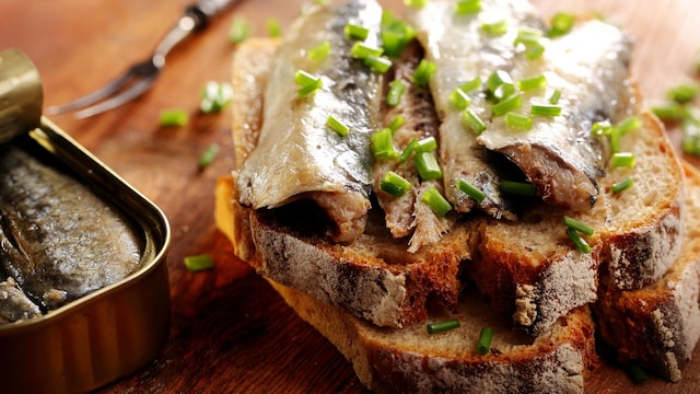 Sardinas en conserva sobre tosta de pan