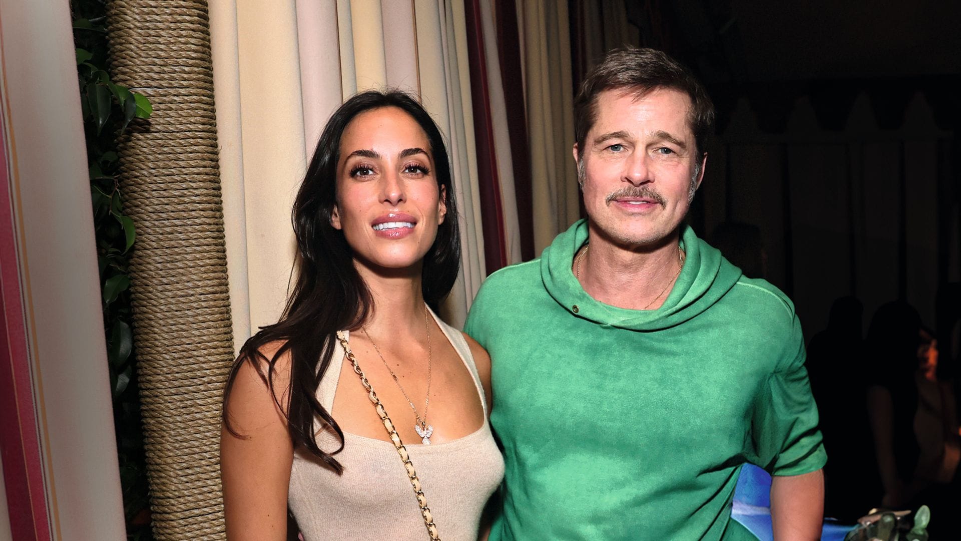 Brad Pitt junto a su novia, Inés de Ramón, durante el estreno de "Jay Kelly", protagonizada por su amigo George Clooney