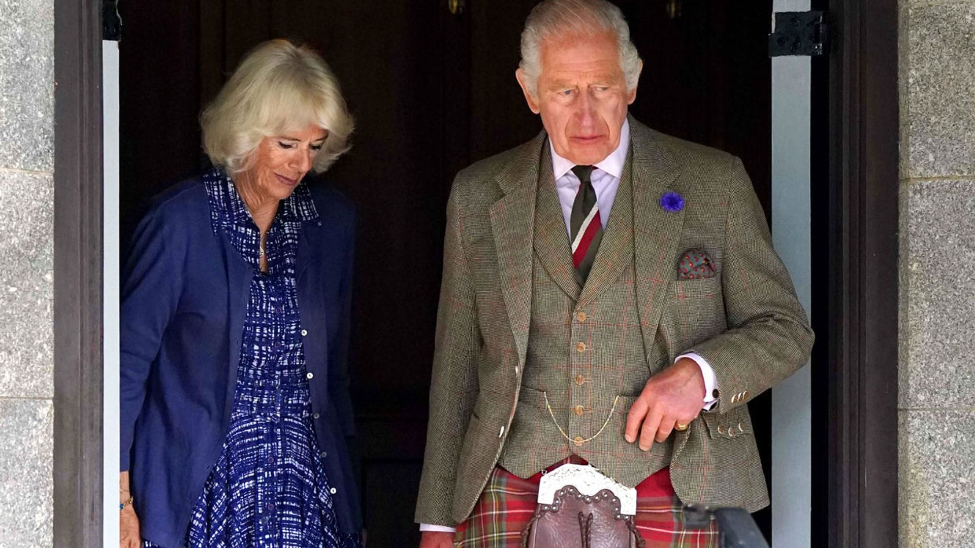 Carlos III y Camilla recuerdan a Isabel II en una misa: de la emoción del Rey a los familiares menos conocidos