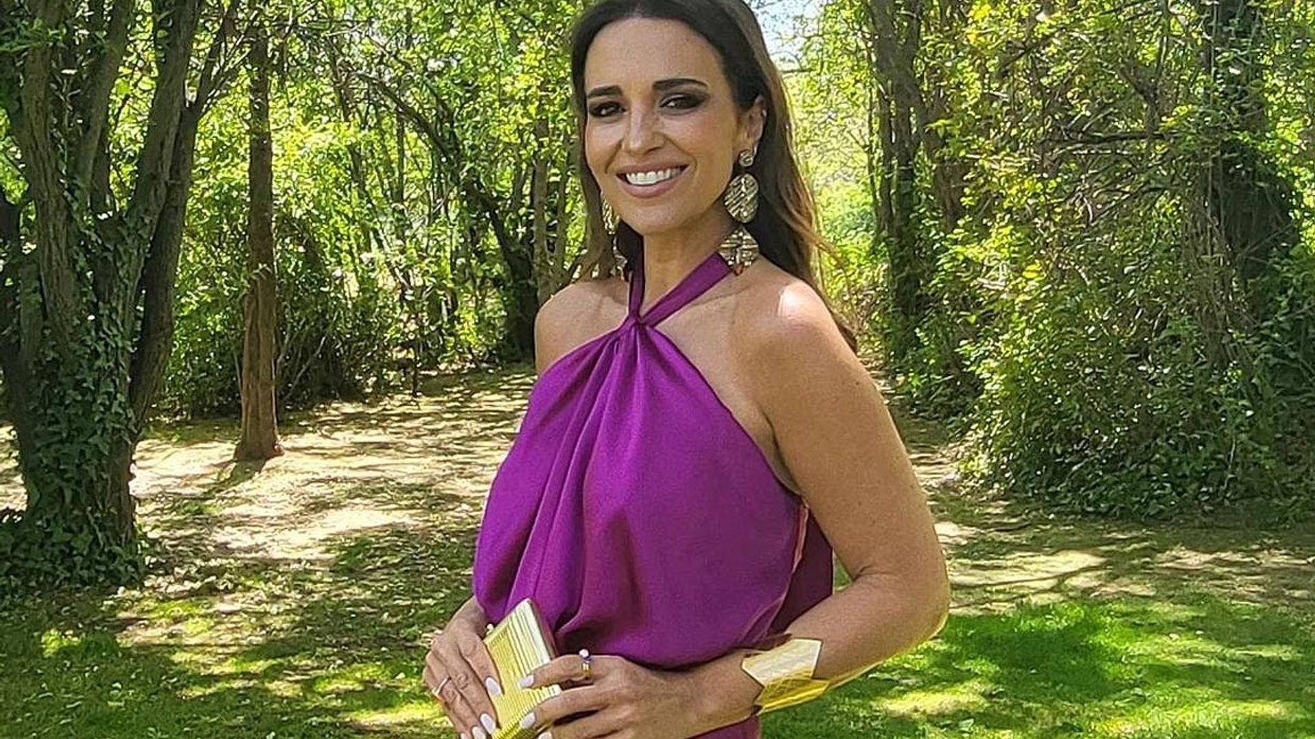 Paula Echevarría se convierte en la invitada perfecta con un vestido 'halter' y taconazos dorados
