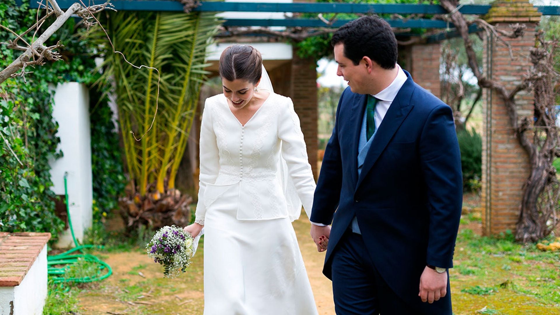 Ana, la novia que combinó un vestido sencillo con una prenda que poder reutilizar tras la boda