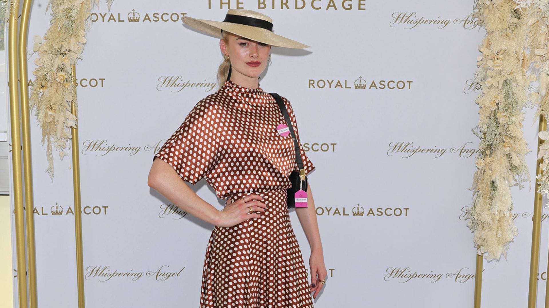 Issy Knowles, la modelo que ha versionado el mítico look de Julia Roberts en 'Pretty Woman'
