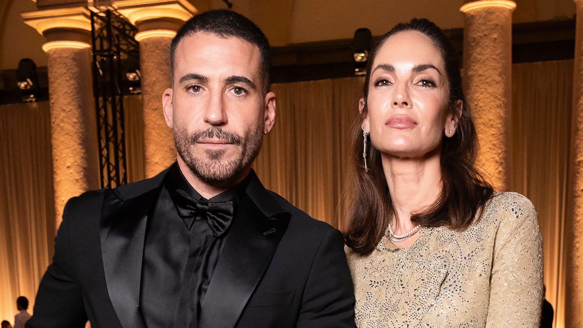 El actor Miguel Ángel Silvestre, con un "total black look" de Armani, junto a Eugenia Silva, una de sus modelos fetiche y amiga personal del diseñador, con uno de sus abrigos joya, en champán y plata