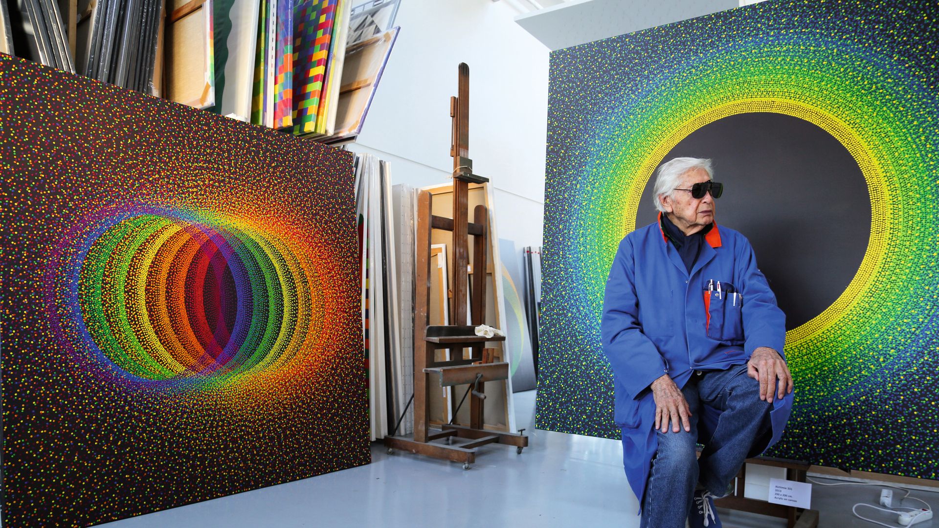 Julio Le Parc junto a sus obras