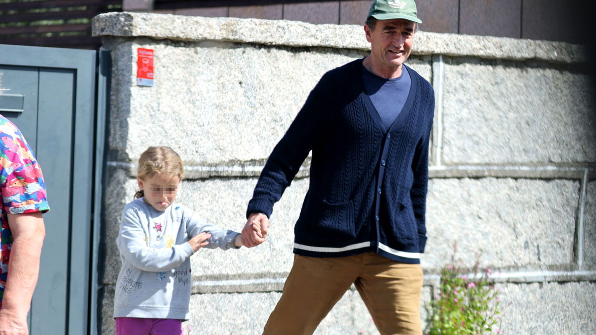 En medio del huracán mediático, Alessandro Lequio vuelve a sonreír con la pequeña Ena y su mujer, María Palacios
