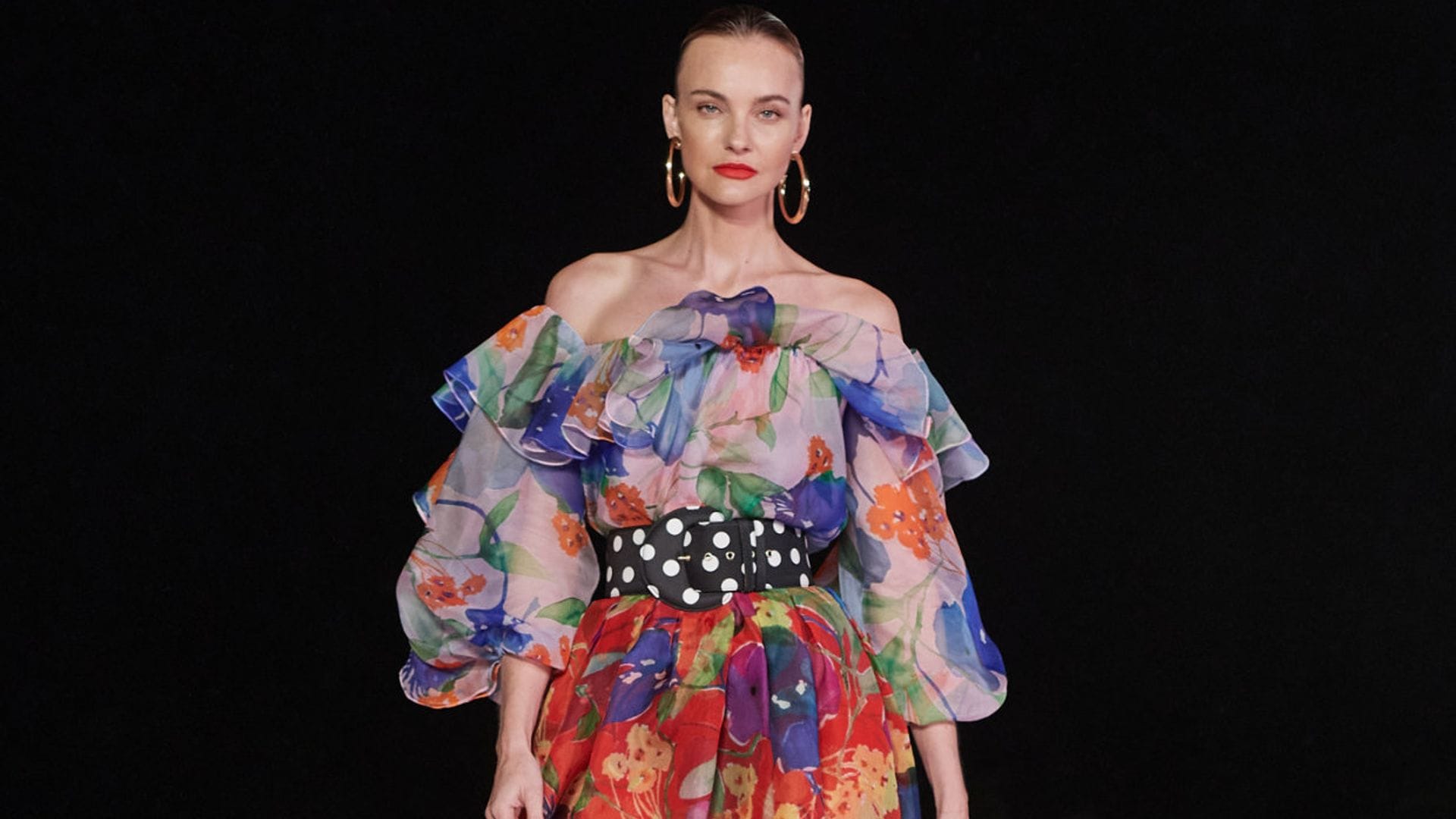 El desfile lleno de color (y sensualidad) de Carolina Herrera: orquídeas estampadas, volúmenes y tops de bikini