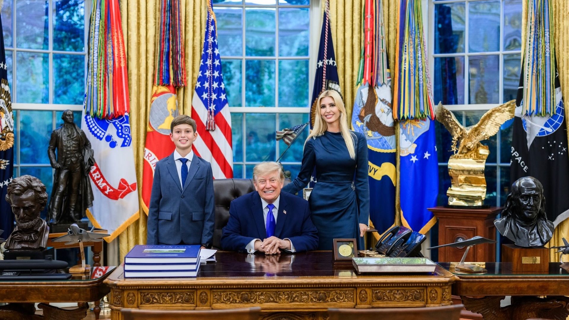 Donald e Ivanka Trump posan junto a Joseph Frederick en la Casa Blanca