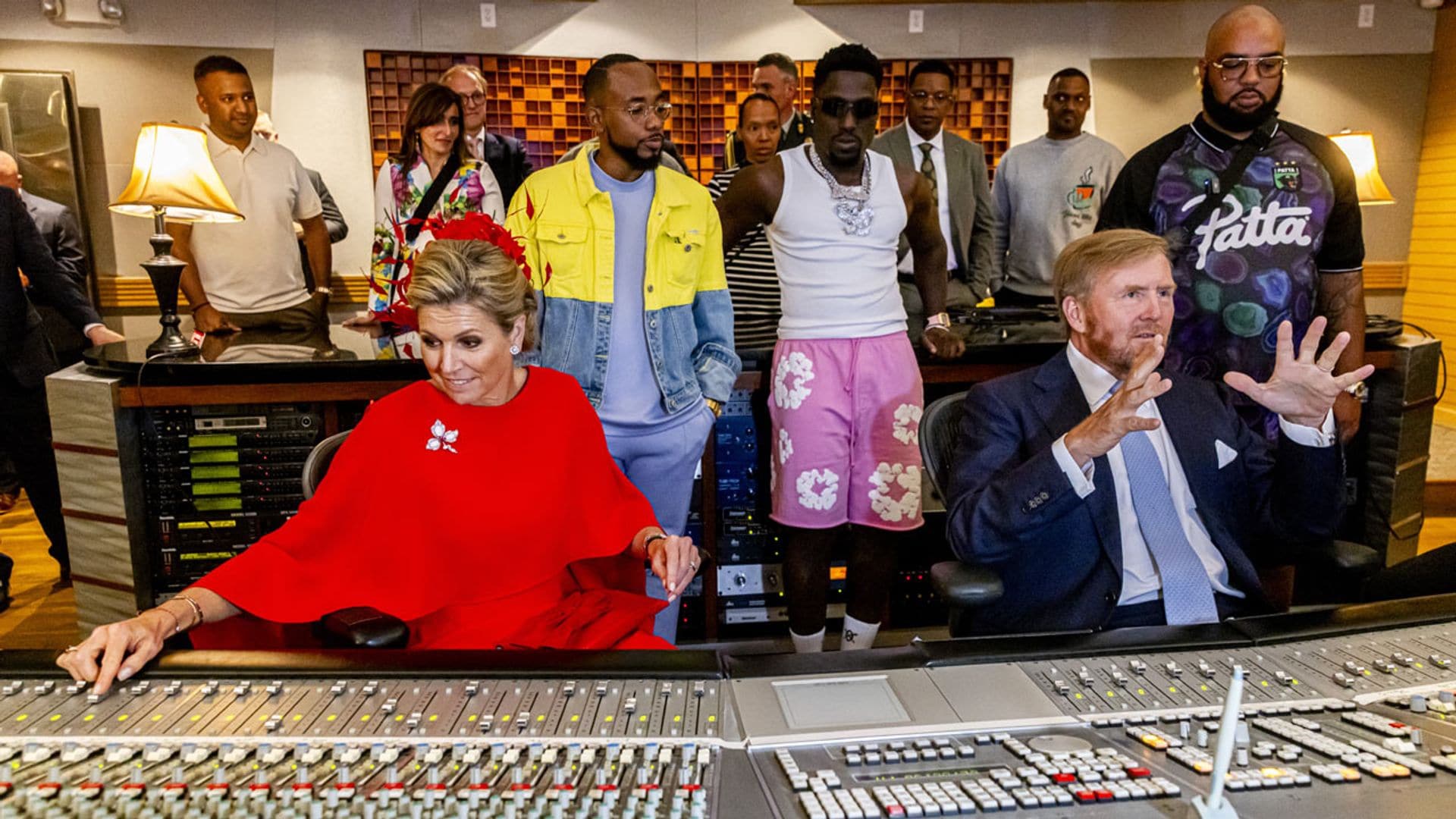 Guillermo de Países Bajos, acompañado por la reina Máxima, viaja a la capital del hip-hop ¡pilotando su propio avión!