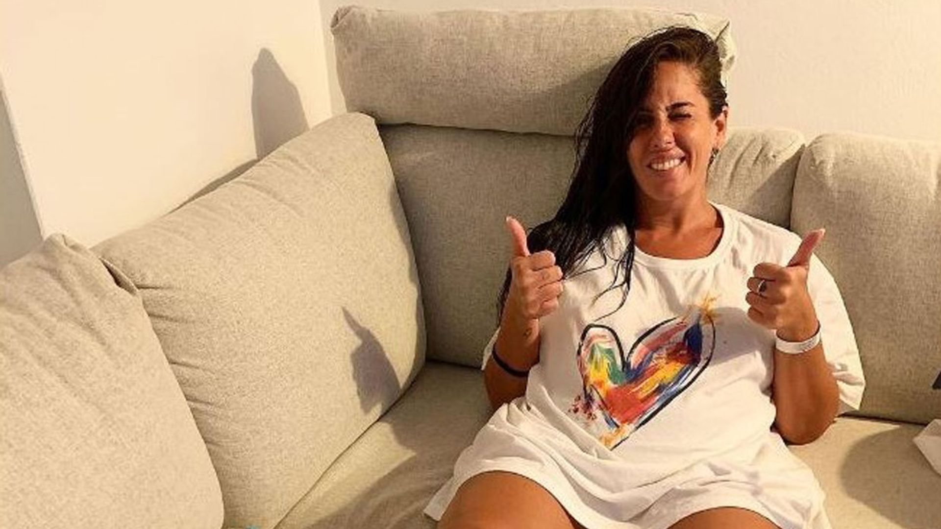 Anabel Pantoja sufre un accidente haciendo surf y se rompe el peroné