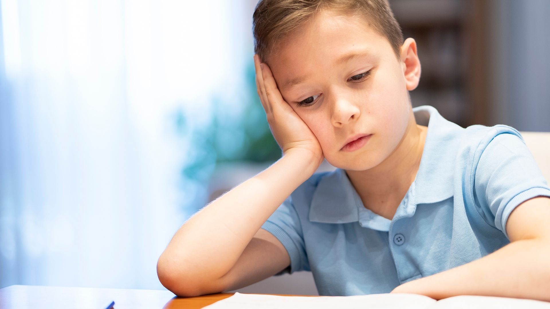 Niño distraído en clase