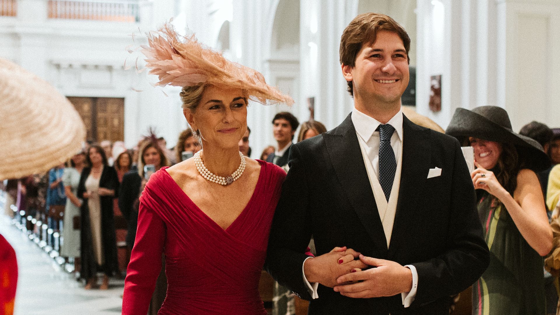 Madrina con vestido de Inés Martín Alcalde, tocado y perlas