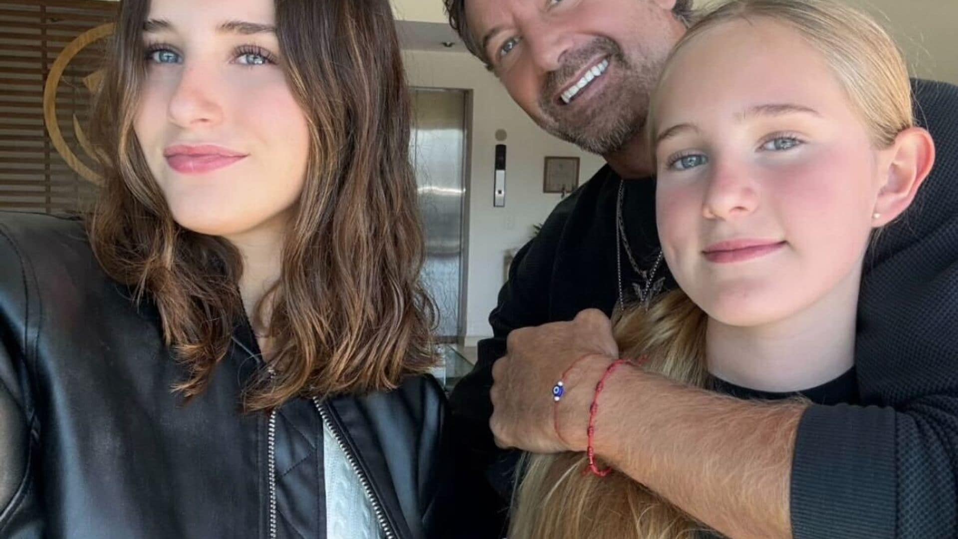 Gabriel Soto pasó un domingo familiar con sus dos hijas.