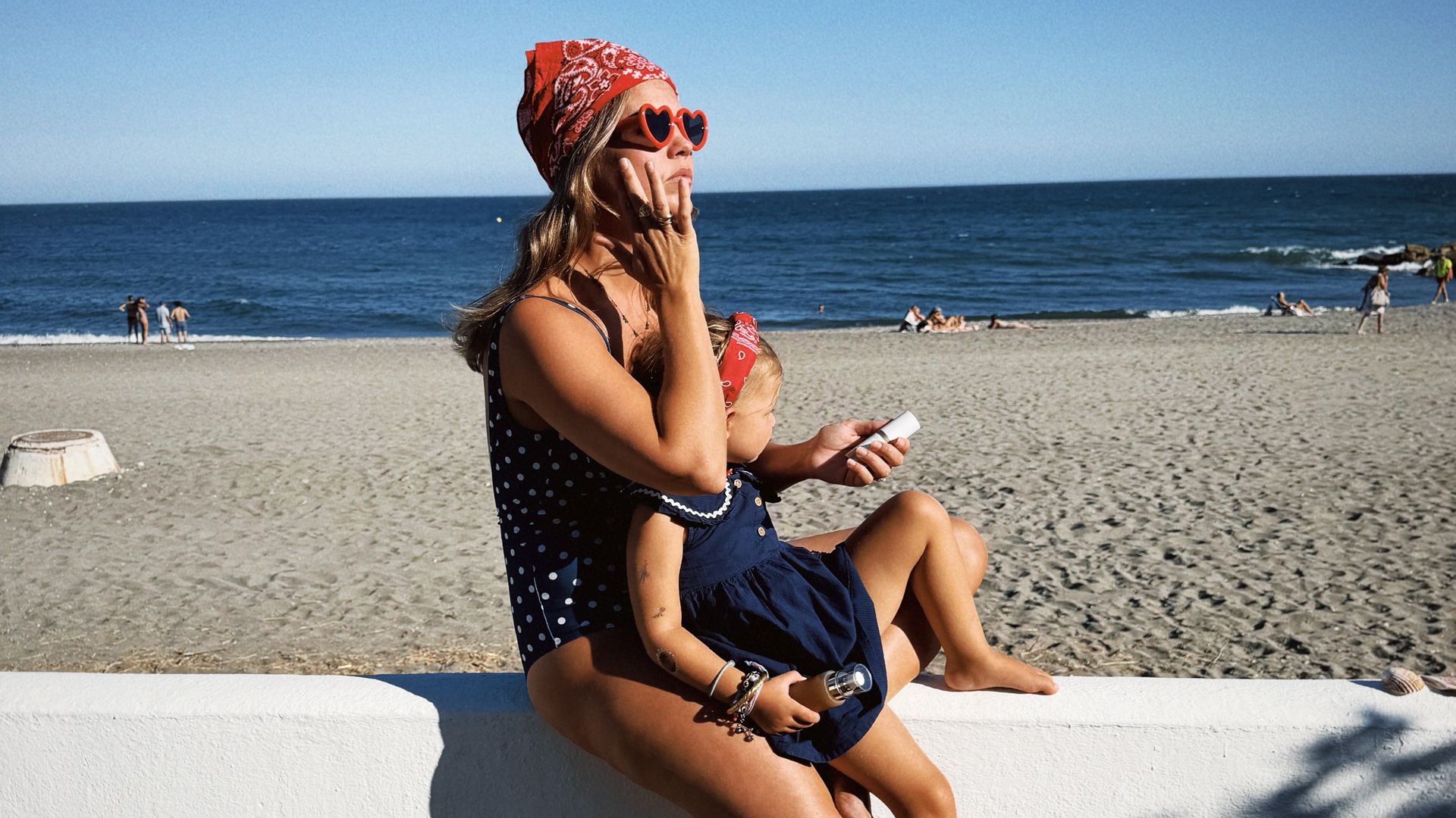 Isabelle Junot, con su hija Philippa en la playa