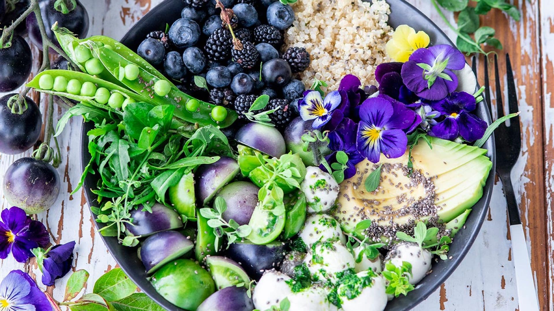 Bol de quinoa con frutos del bosque, mozzarella y aguacate