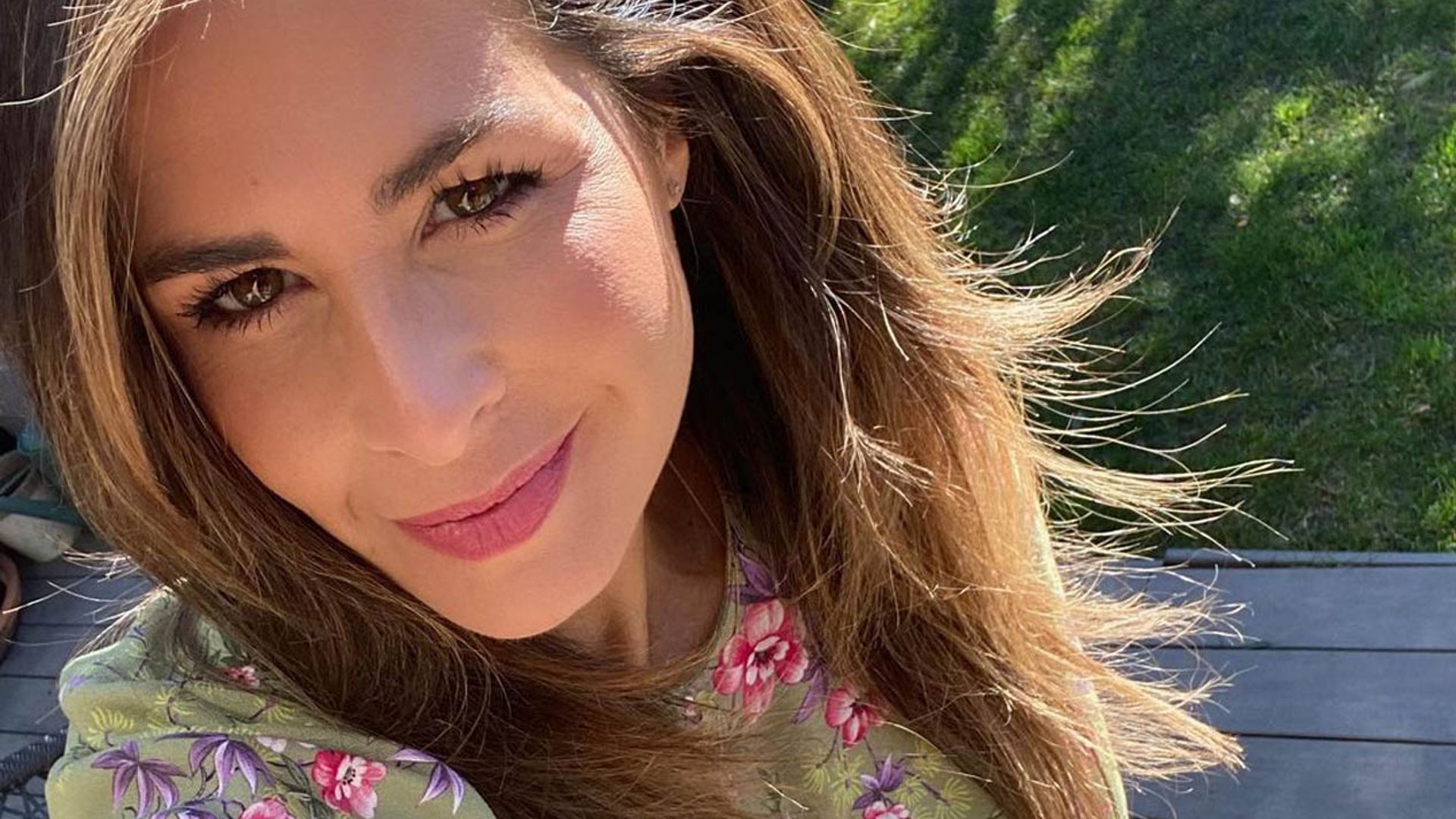 Nuria Roca o la prueba definitiva de que los vestidos de flores también se llevan en invierno