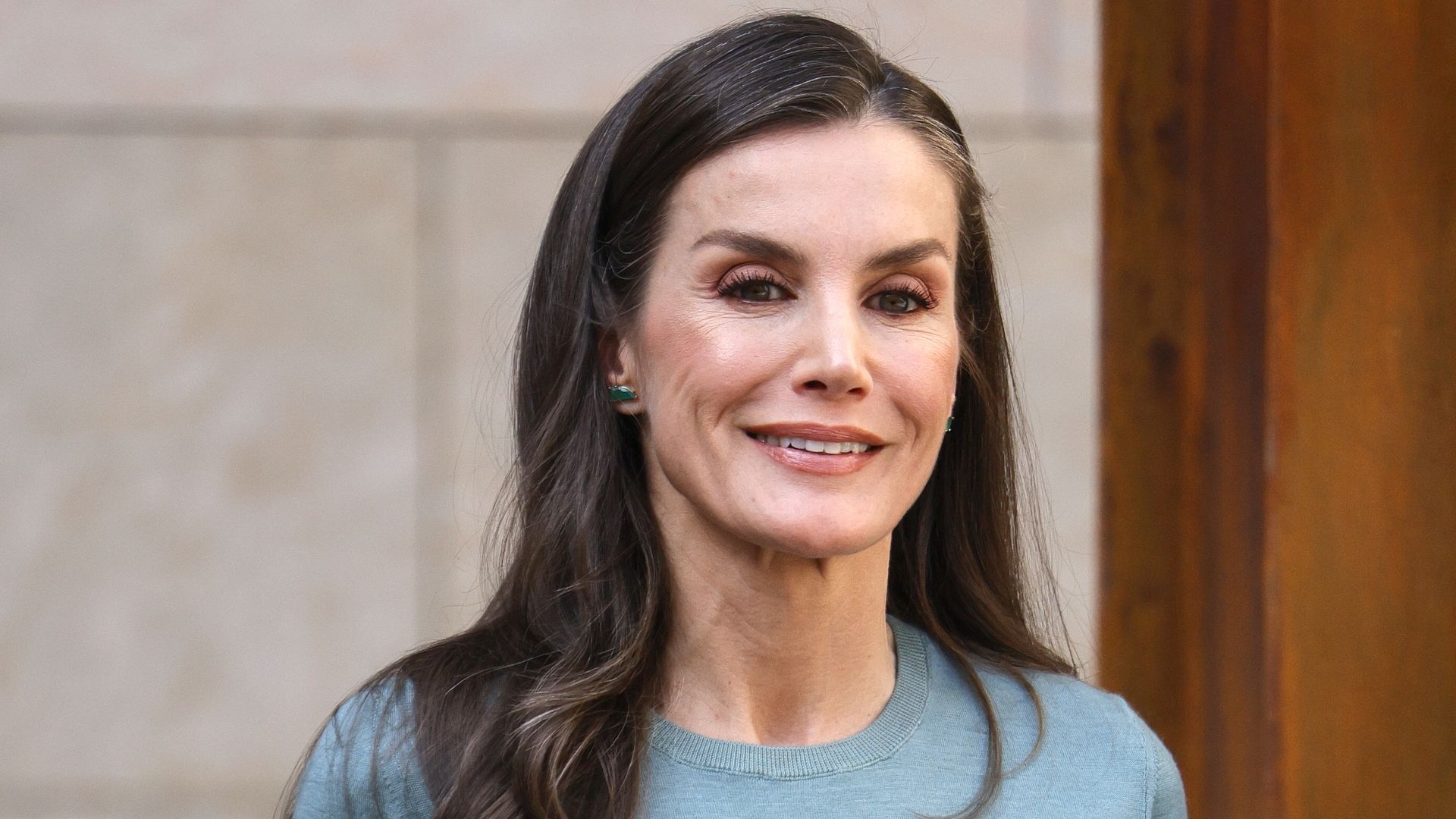 La reina Letizia estrena y acierta con su look para un viaje exprés a Huesca: pantalón de cuadros y pendientes verdes de firma española