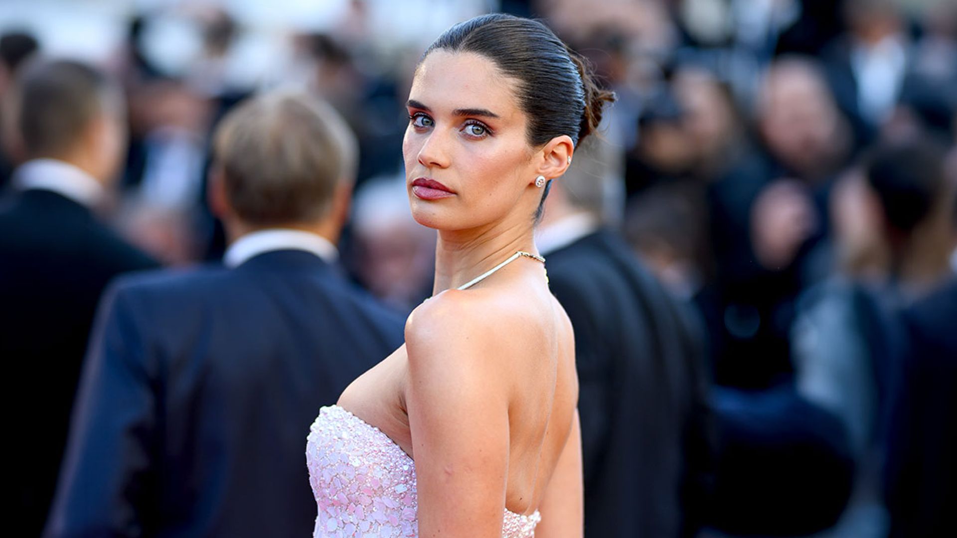 De Georgina Rodríguez a Sara Sampaio: el blanco es el nuevo negro, y Cannes lo confirma