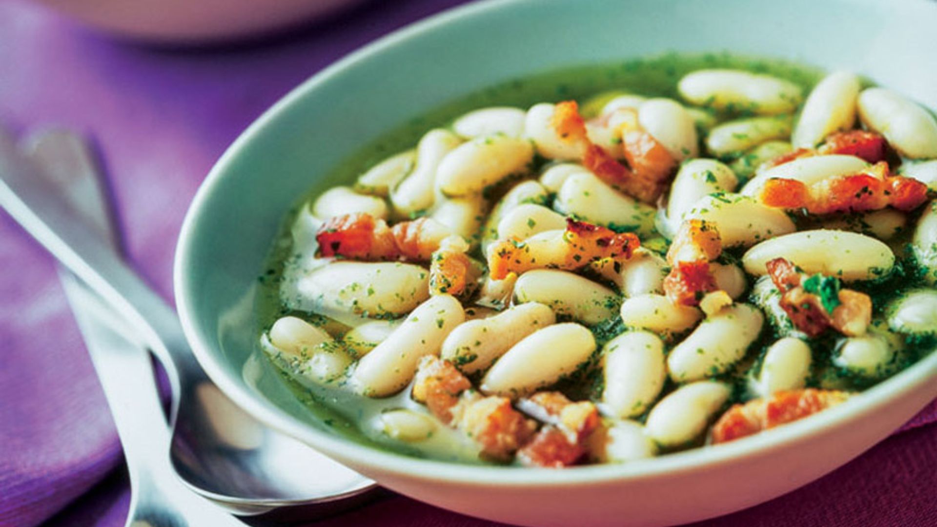 Alubias blancas en salsa verde con soldaditos de beicon