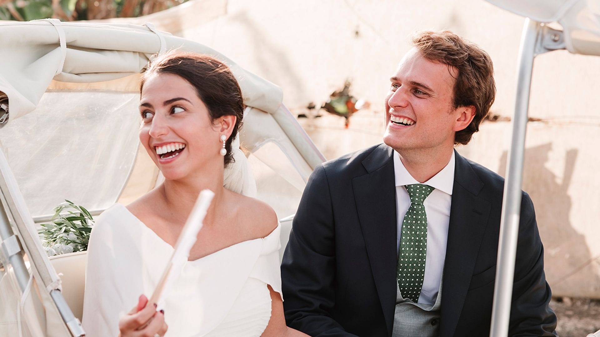 Esther, la novia del vestido con capa asimétrica que se casó en una finca colonial de Tenerife