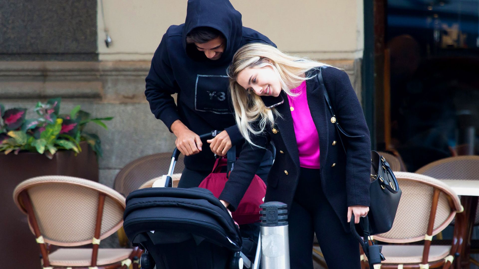 Enzo Zidane y Karen Gonçalvez, la viva imagen de la felicidad con su bebé por las calles de Madrid