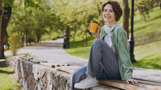 mujer cafe aire libre