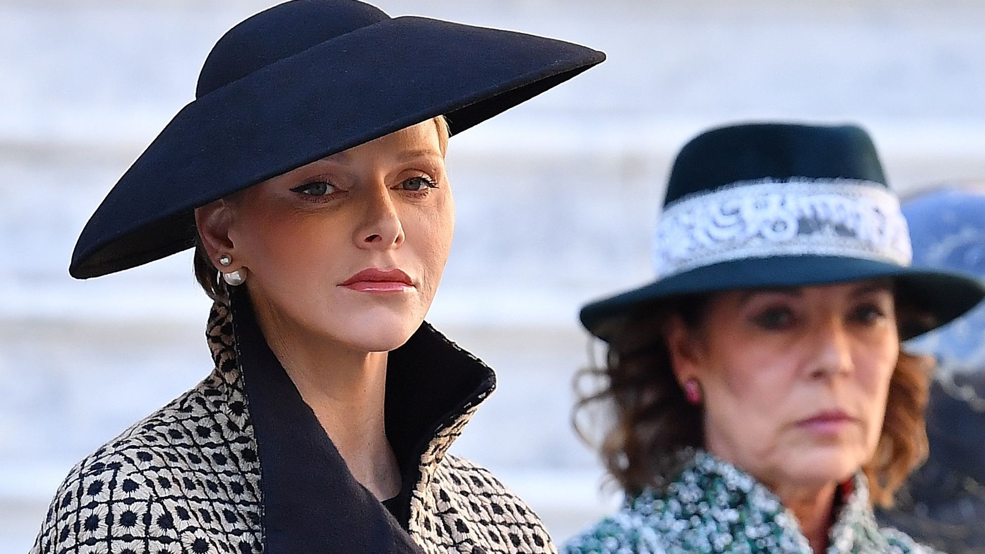 Princesa Carolina y Princesa Charlene rinden homenaje al papa Francisco