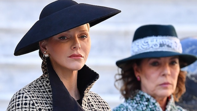 Las cuñadas, la princesa Carolina y la princesa Charlene, rinden homenaje al papa Francisco.