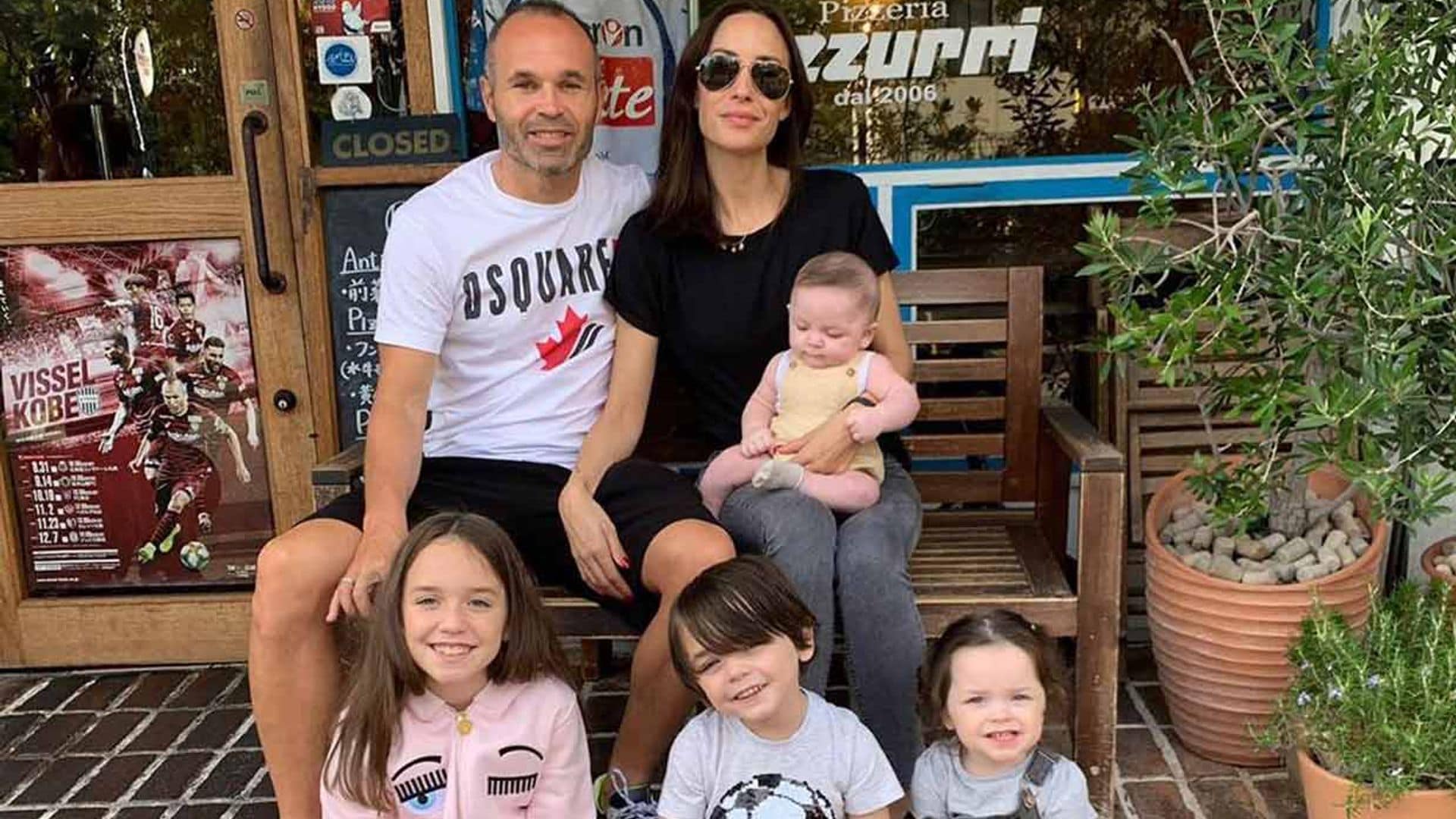 El adorable vídeo del hijo de Andrés Iniesta jugando con su perro