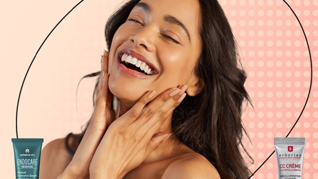 Mujer sonriendo con productos de belleza de Atida Cuadrada