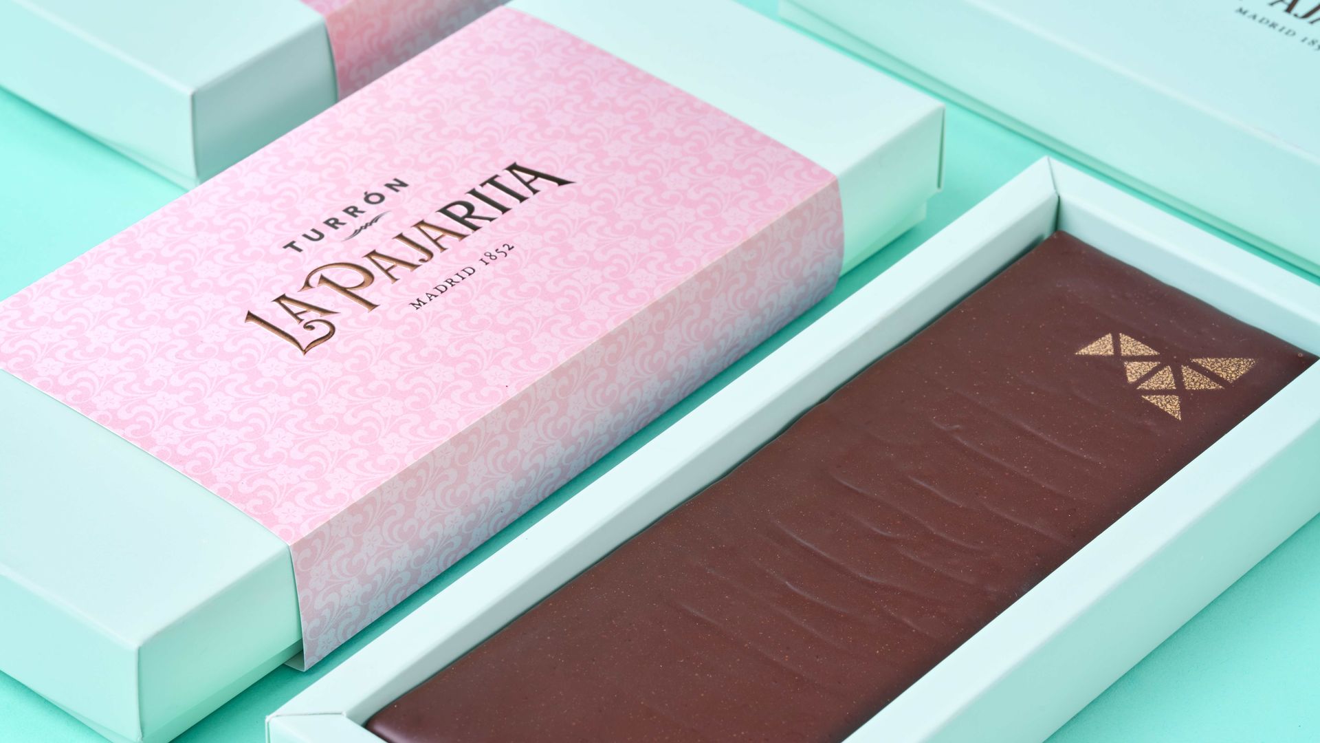 Turrón de La Pajarita, chocolate y logo