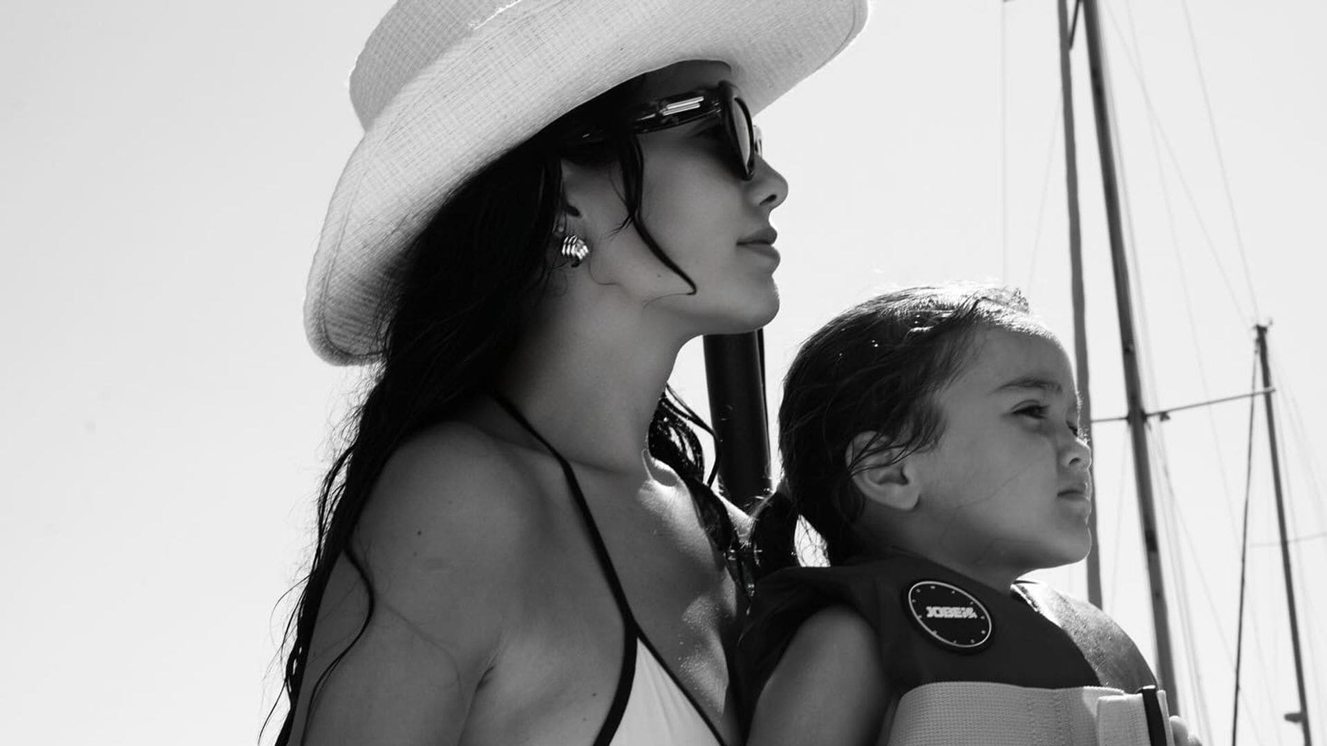 Junto a Blu, Sharon Fonseca sana su corazón en las playas italianas