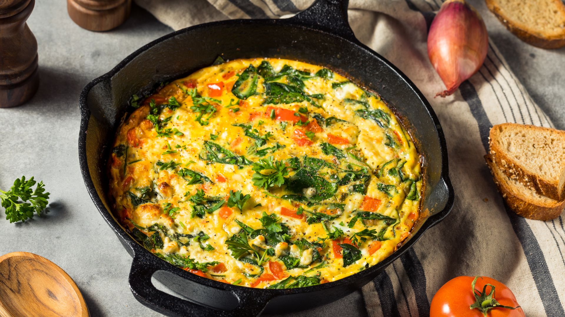Frittata de espinacas, feta y tomate