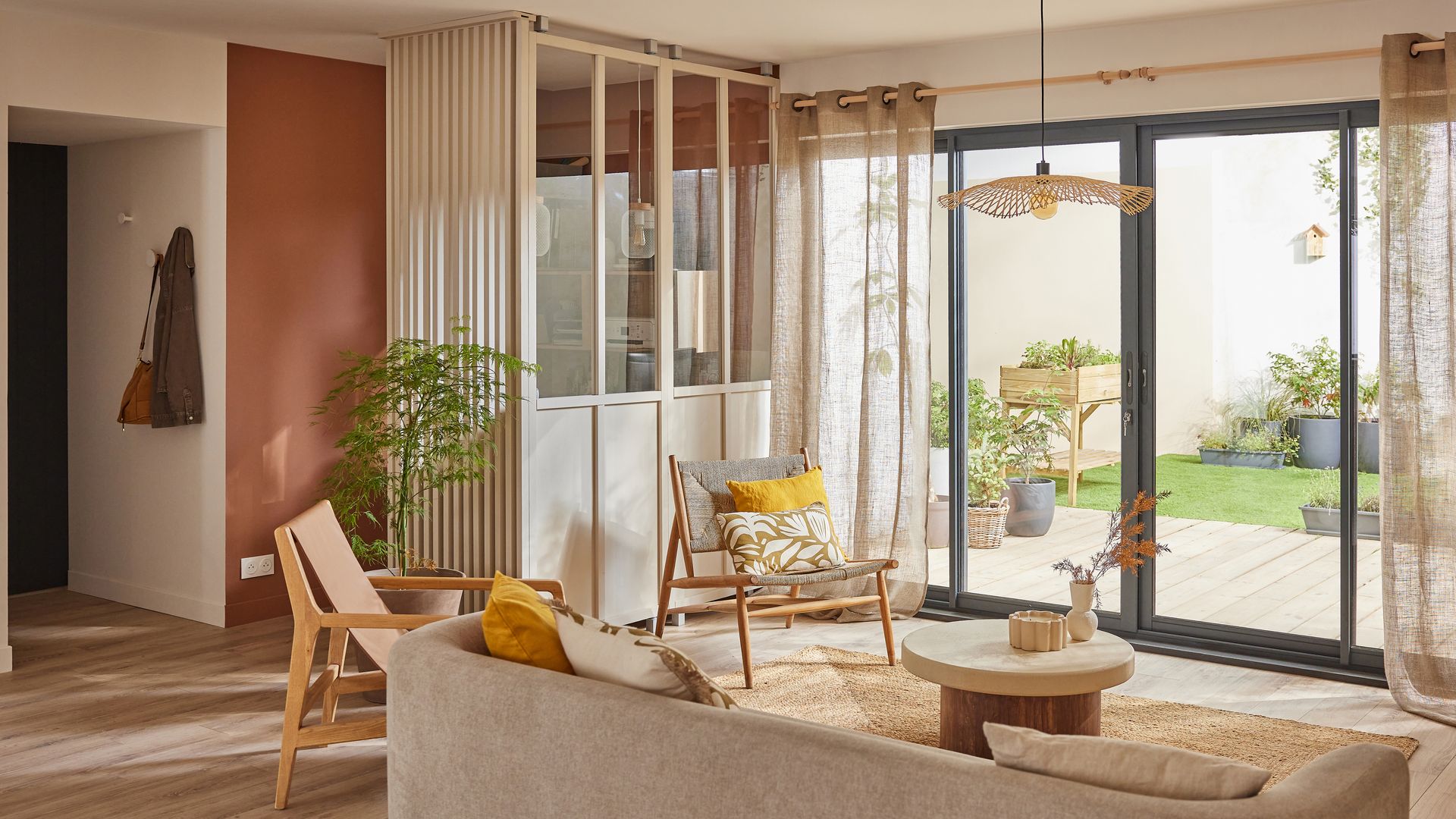 Salón conectado con el exterior