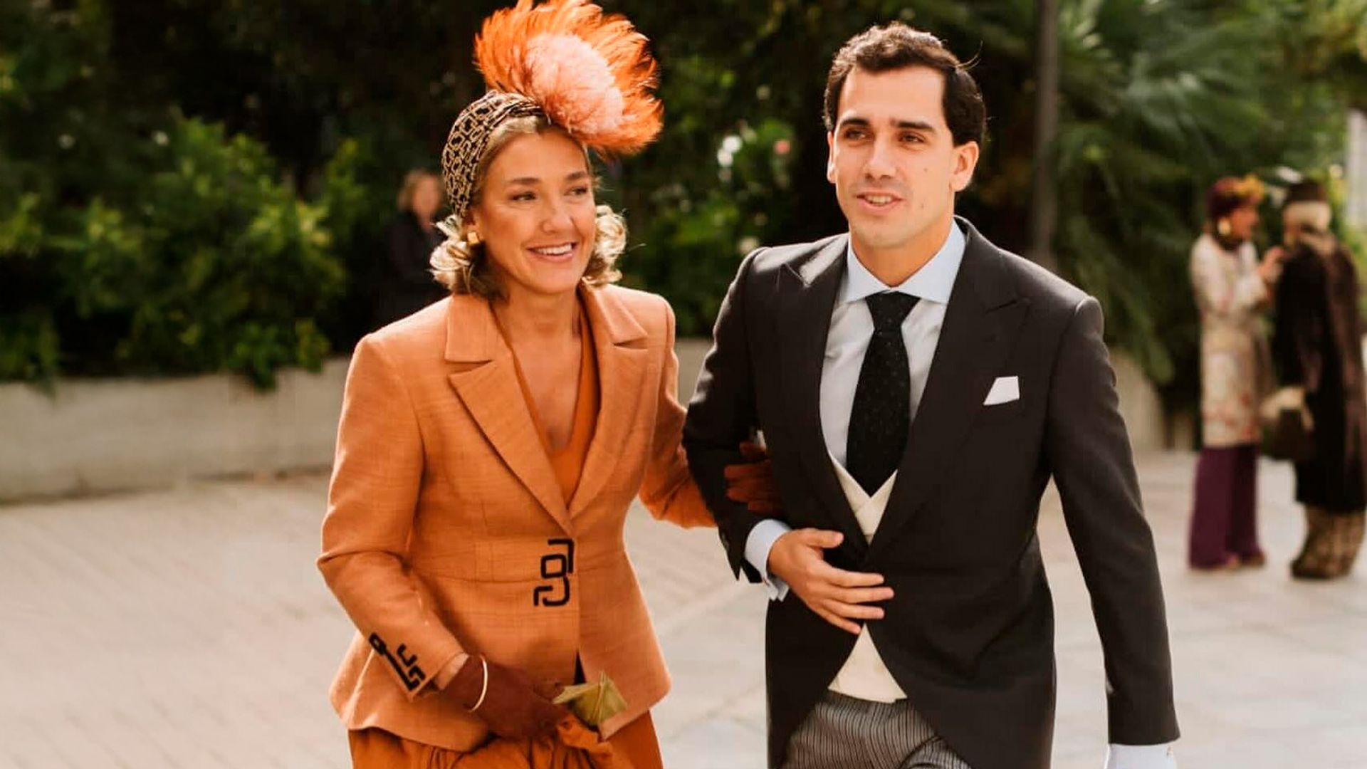 Madrinas con guantes, el accesorio más sofisticado de las bodas de invierno