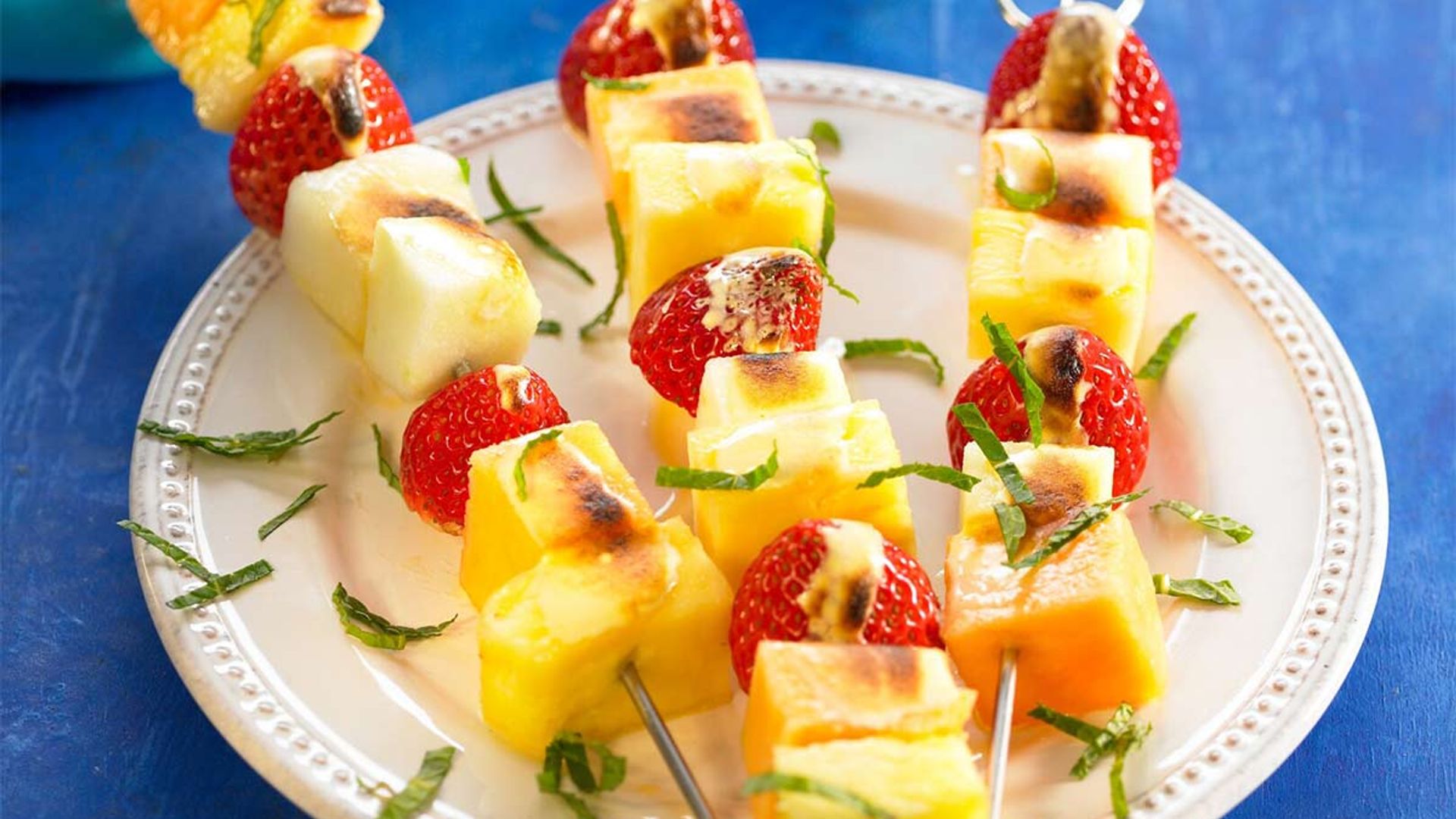 Brochetas de manzana, piña y fresa