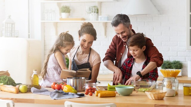 familia cocinando un men saludable para la vuelta al cole 