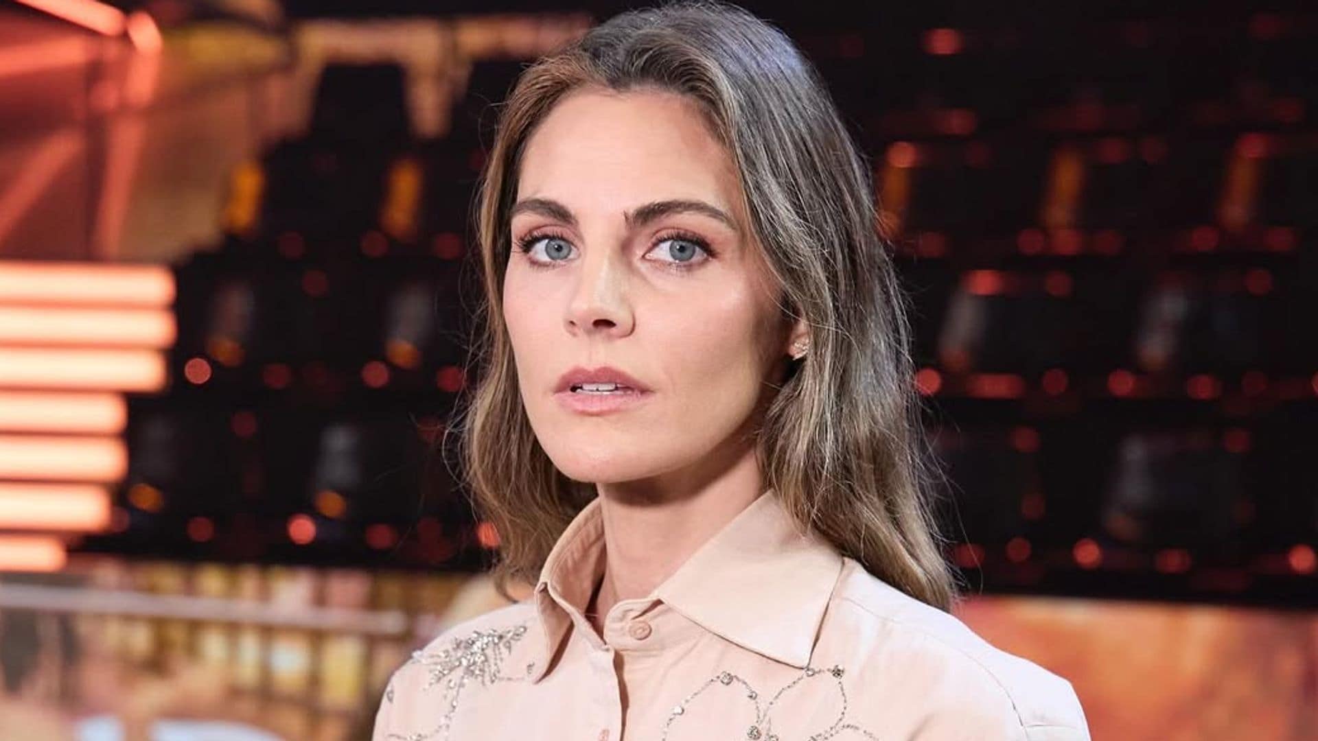 Amaia Salamanca y su camisa bordada