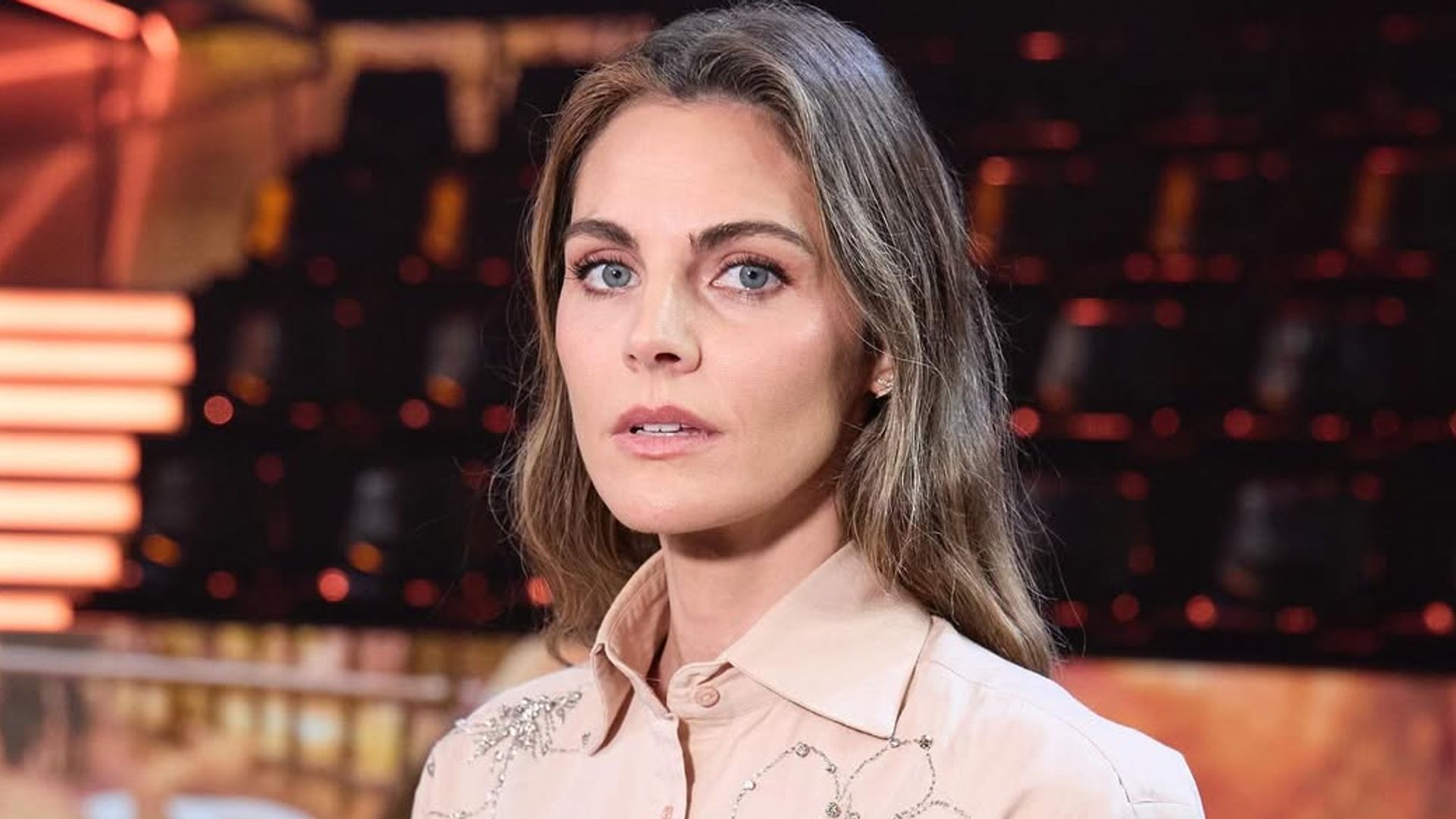 Amaia Salamanca arrasa en las rebajas con una camisa de flores bordadas y pantalones wide leg de piel