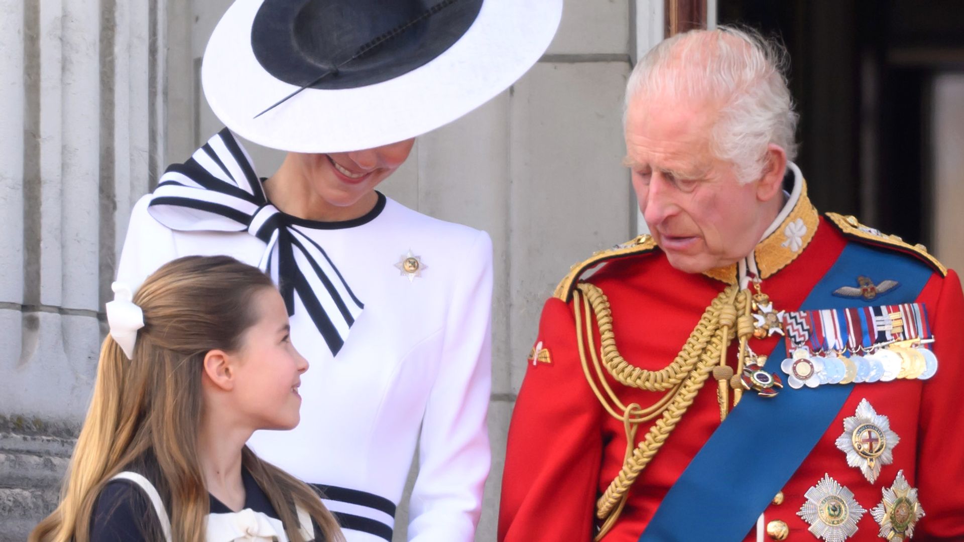 Kate Middleton con su hija, la princesa Charlotte, y los reyes Carlos y Camilla en el balcón del Palacio de Buckingham siguiendo el desfile Trooping the Colour, el 15 de junio de 2024