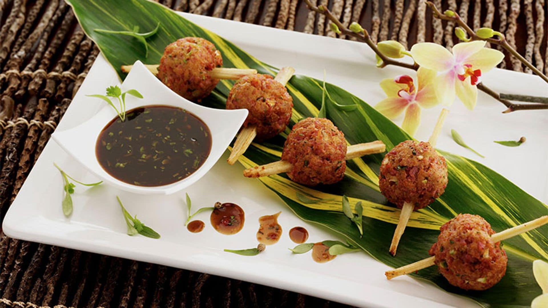 Buñuelos de bacalao con salsa de tamarindo