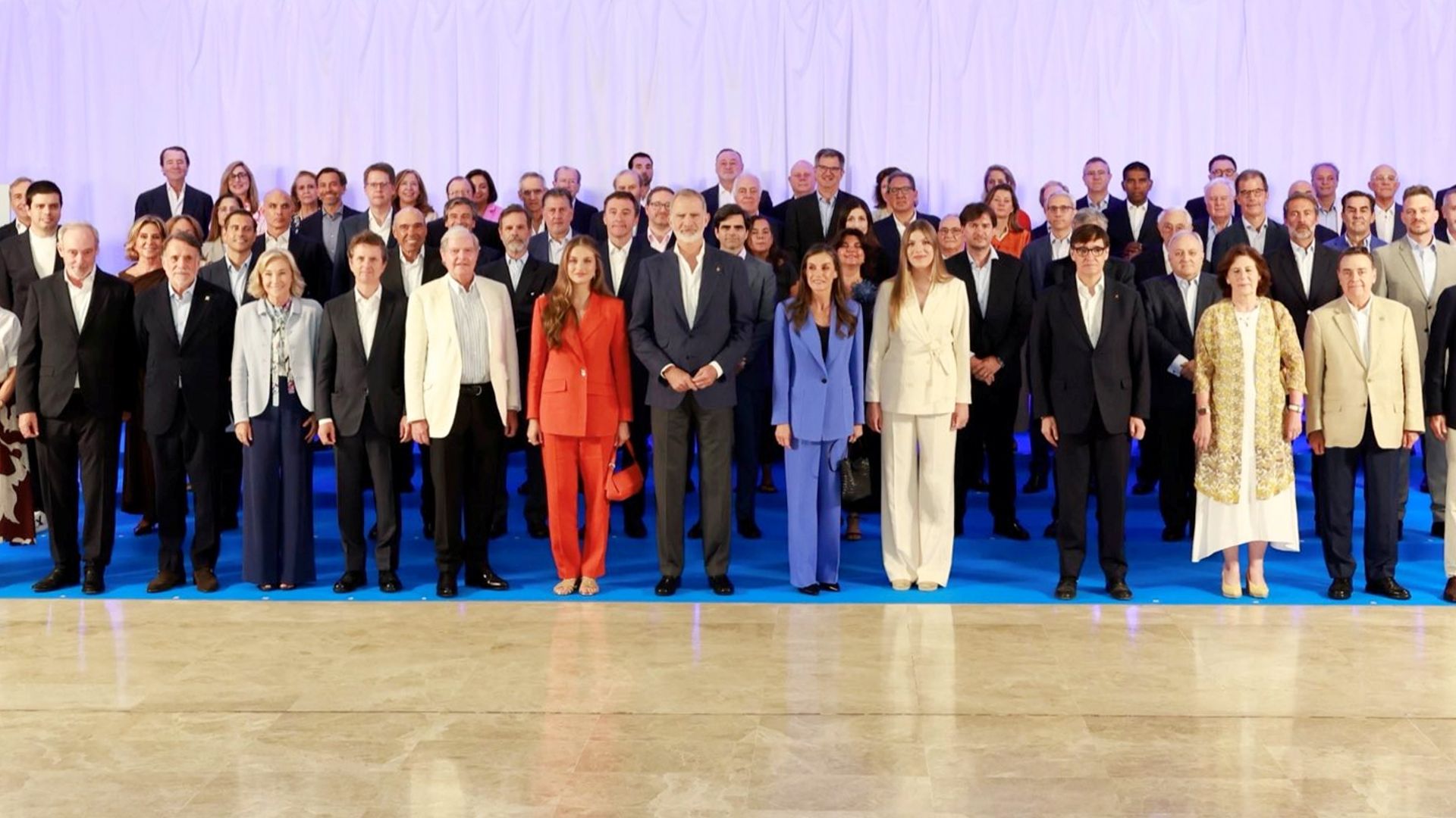 Los Reyes, la Princesa de Asturias y de Girona y la Infanta Sofía saludan a los miembros del patronato de la Fundación Princesa de Girona en Barcelona