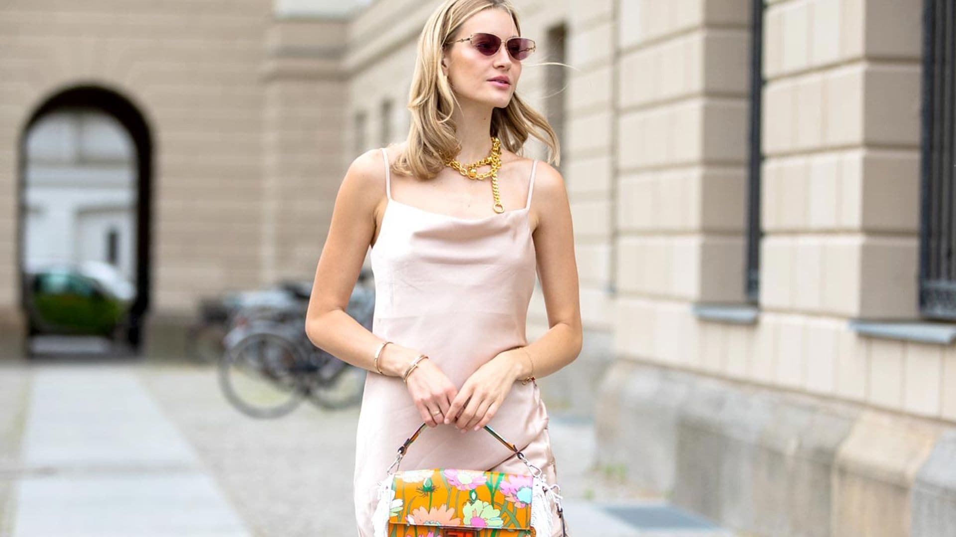 ¿Hace calor? Con un vestido corto de tirantes dan igual las altas temperaturas