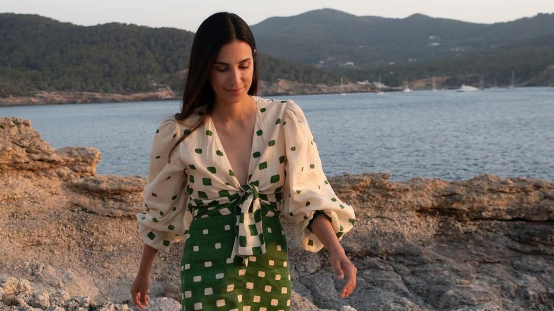 El vestido de flecos perfecto para invitadas que Sassa de Osma ha llevado en Ibiza